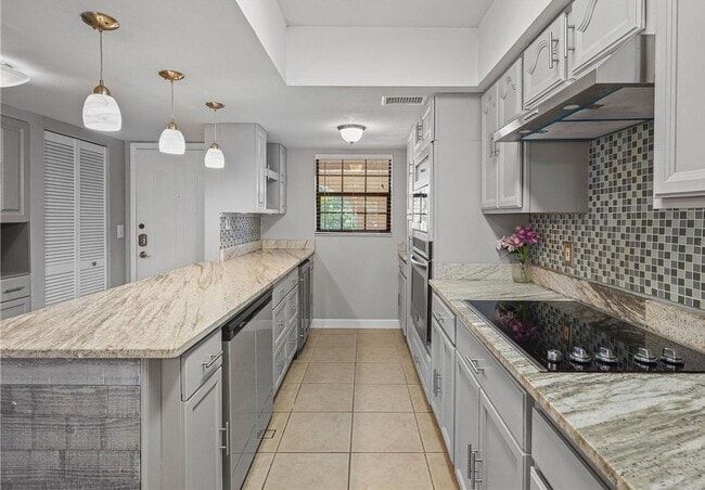 Building Photo - Bright Furnished End-Unit Condo Overlooking the Pond