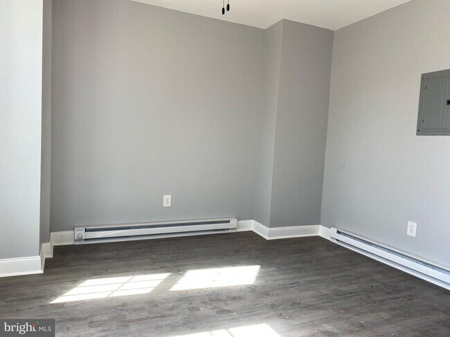 Building Photo - 1223 W Silver St