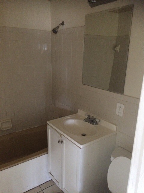 Foto del edificio - Large 3-2 house with  hookups for washer and dryer