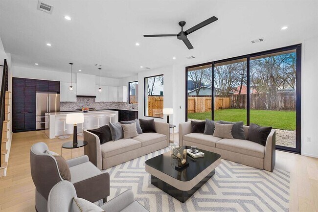 Foto del edificio - 1704 Kinney Ave