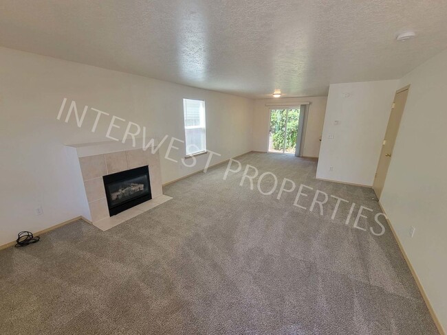 Photo - 4 Bedroom Home Near Brentwood Park w/Garag...
