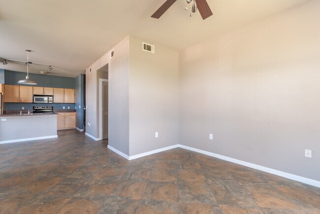 Foto del edificio - 2 Bedroom, 2.5 Bath Condo Off of East Rive...