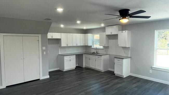 Building Photo - 6011 Wedgefield St