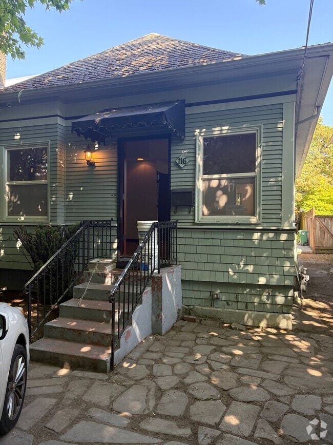 Building Photo - 116 10th Ave E