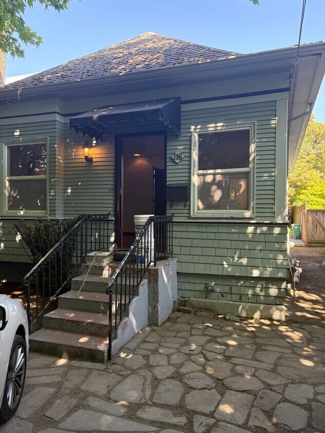 Foto principal - Beautiful 1908 Craftsman home for rent!
