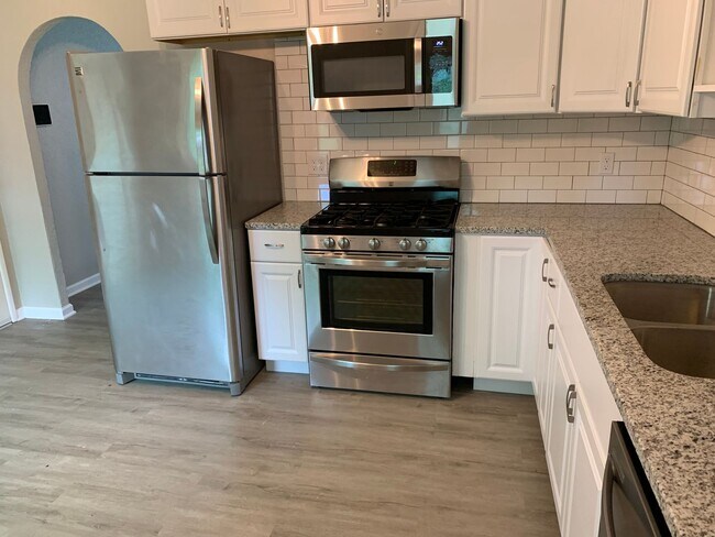 Building Photo - Beautiful Newly Updated 3 Bedroom 1 Bathro...