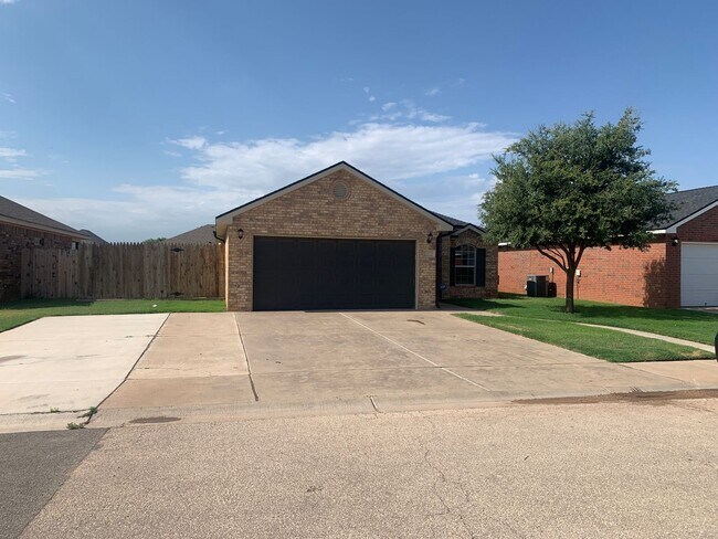 Foto del edificio - Available NOW! 3 Bedroom 2 bath 2 car garage in Fox Ridge!