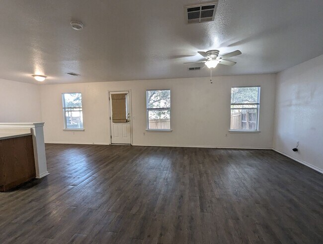Foto del edificio - 3 Bed / 2 Bath Home with Private Backyard