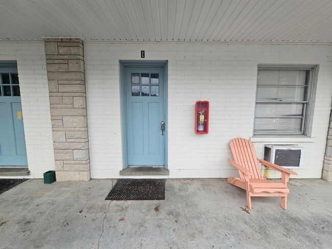 Building Photo - All Inclusive Furnished Studio Apartment