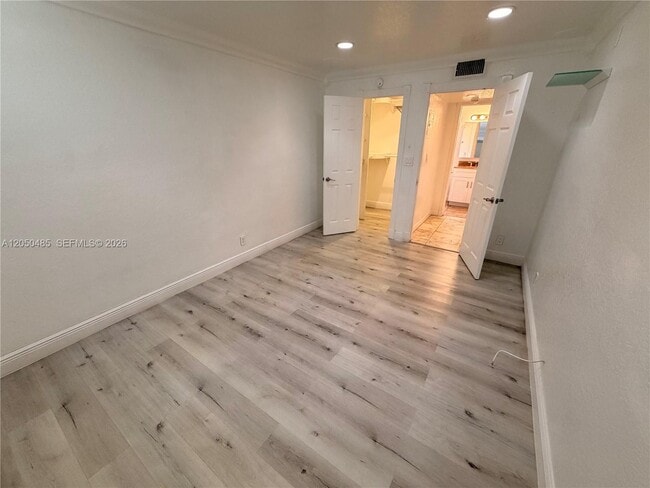 Building Photo - 2826 Van Buren St