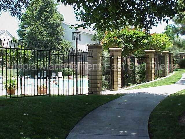 Building Photo - Lovely Townhome in Gated Community
