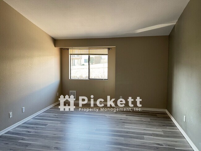 Building Photo - Stunning View from West Hills Area Condo!