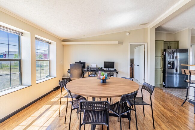 Foto del edificio - 495 Lupine Ln
