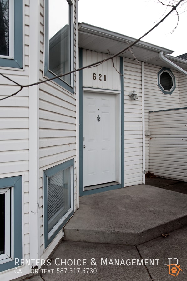 Building Photo - Cat Friendly Townhouse, No Carpet, Driveway Parking