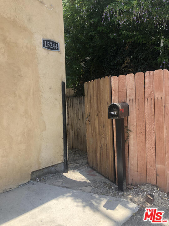 Foto del edificio - 15244 La Maida St