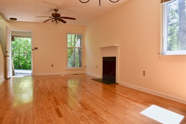 Building Photo - 105 Hidden Valley Dr