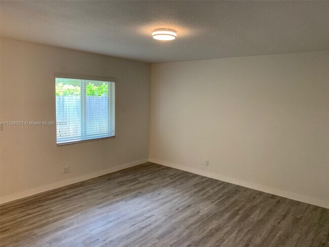 Foto del edificio - 228 SW 8th St