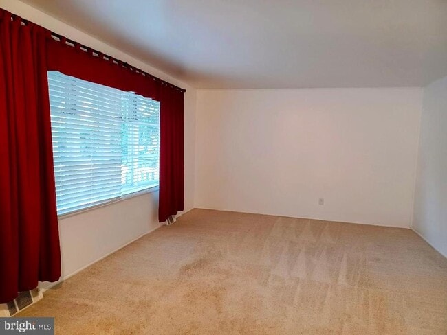 Building Photo - 252 MacKintosh Dr