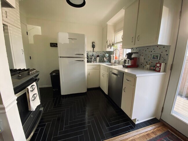 Kitchen - 1954 Planavon St
