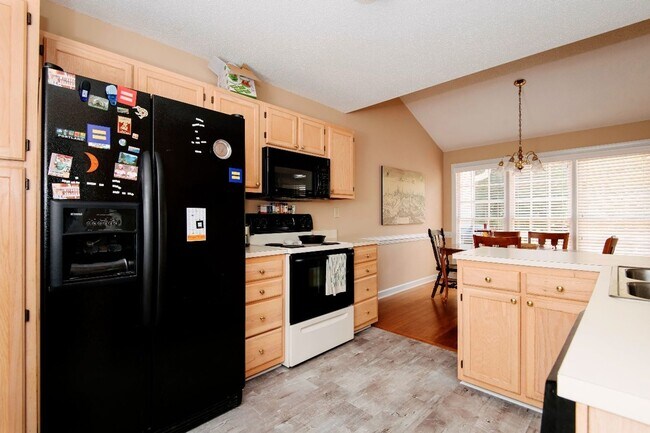 Building Photo - Available Now! 2 Bed / 2.5 Ba With First F...