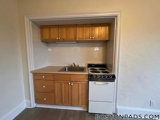 Building Photo - 2 Elmwood Ave