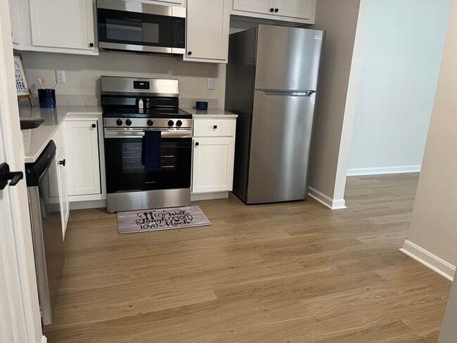 Newly Renovated Kitchen - Lochwood Apartments