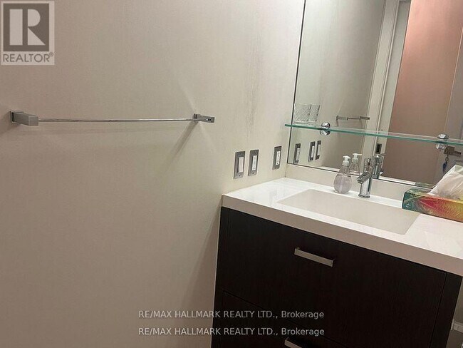 Photo du bâtiment - 560 Front St W