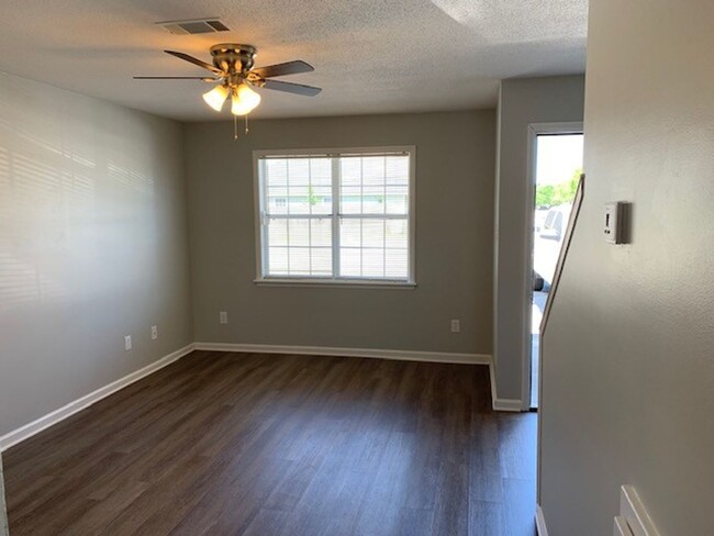 Building Photo - Remerton Townhome