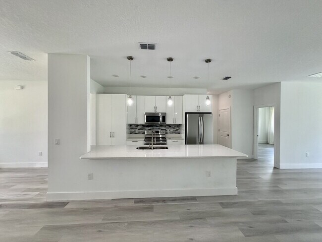 Foto del edificio - Private Master Bedroom and Bathroom available in a Large, Modern Home. The Master Bedroom feature...