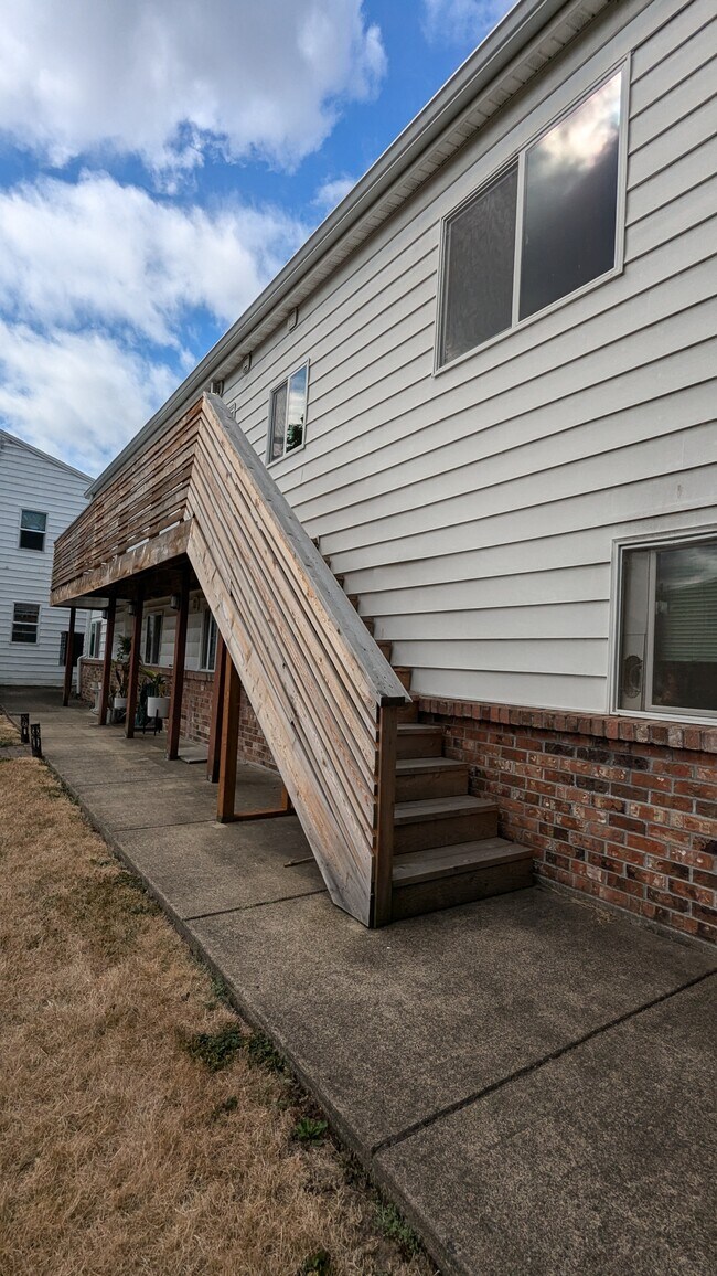 Entrance on side - 1610 SE Yukon St