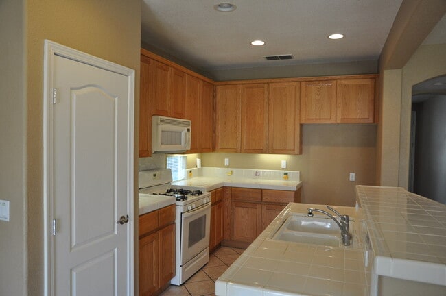Building Photo - Cul de Sac Spacious 4 Bedroom Two-Story Home