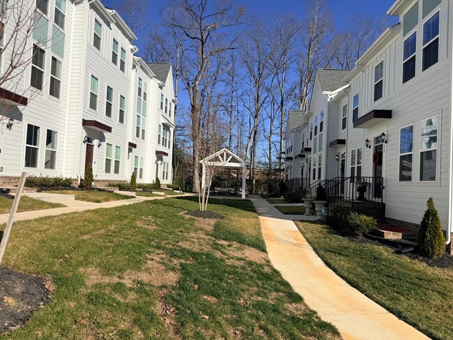 Building Photo - 121 This Wy