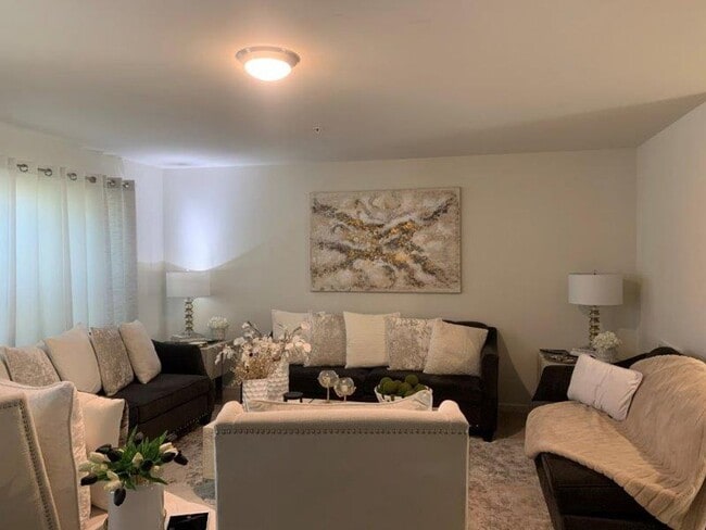 Building Photo - Welcome to this charming 3 bedroom, 2.5 ba...