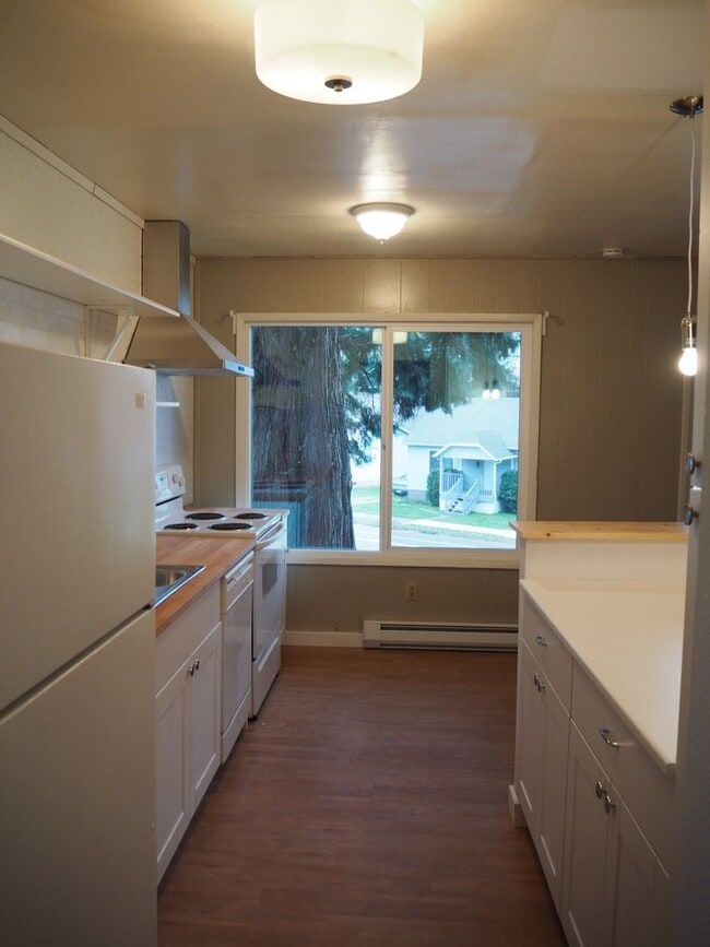 Foto del edificio - Updated, upstairs 2-bdrm/1-bath triplex apt—On-site w/d, off-street parking, near downtown St. Johns
