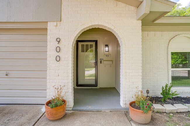 Foto del edificio - Amazing Modern- 3 Bedroom, 2 Bath Ready for New Tenants- Burleson ISD- 76028