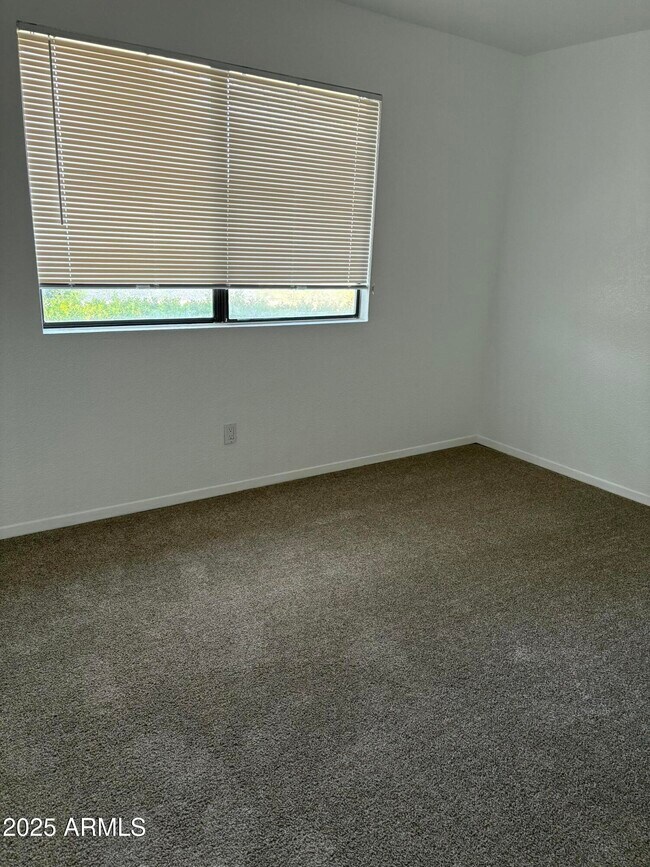 Foto del edificio - 470 E Date St