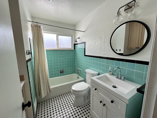 Upstairs bath - 3012 S Jasmine St