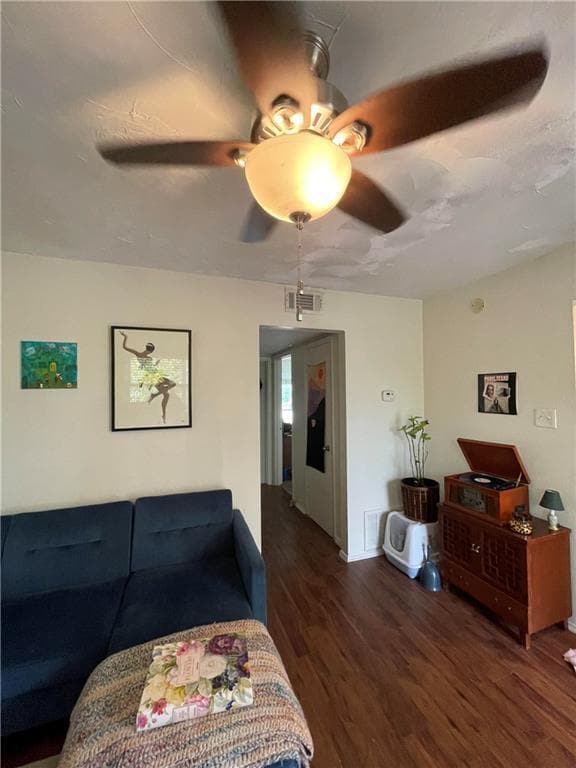Foto del edificio - 2401 Manor Rd