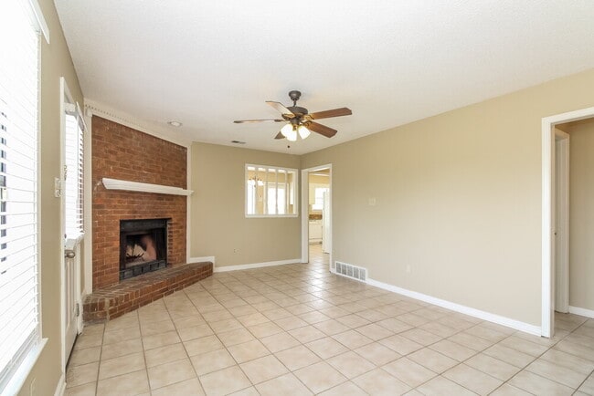 Building Photo - 2185 Longlane Dr