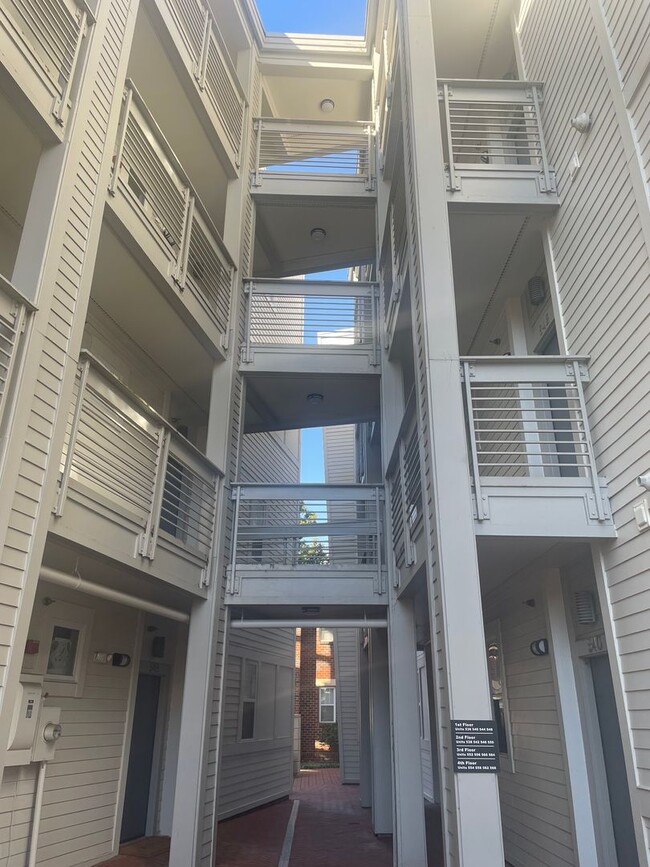 Building Photo - Conveniently Located Condo in Elizabeth Vi...