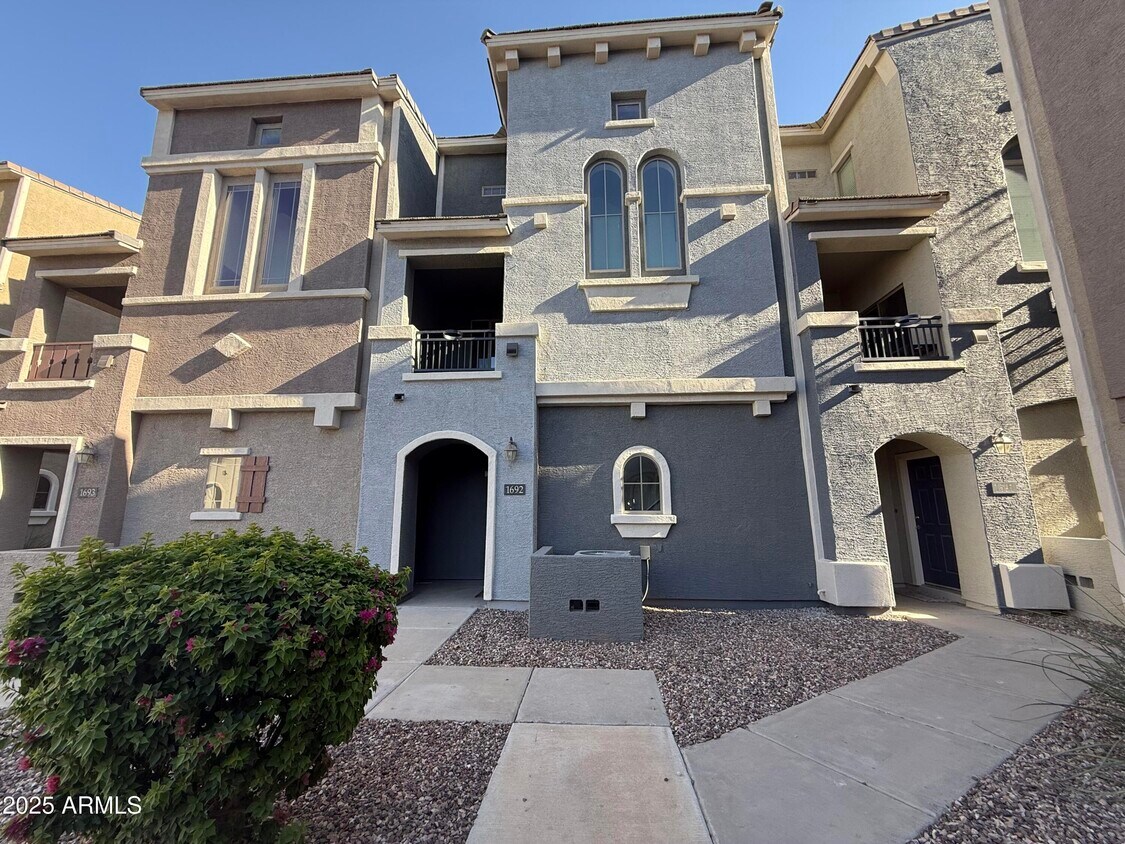 Foto principal - 2402 E 5th St