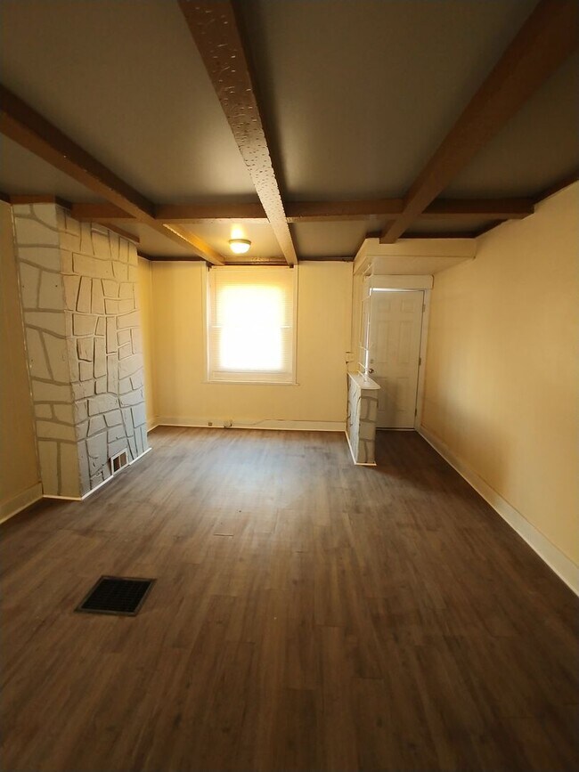 Building Photo - Kensington House for rent-Priced to rent f...