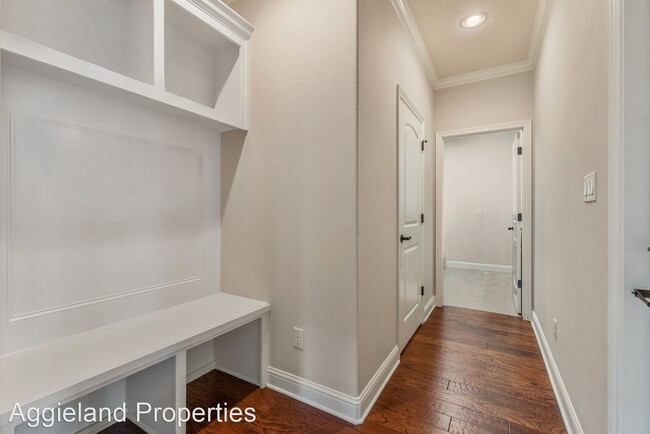 Building Photo - 3 br, 2.5 bath House - 8200 Carters Cove