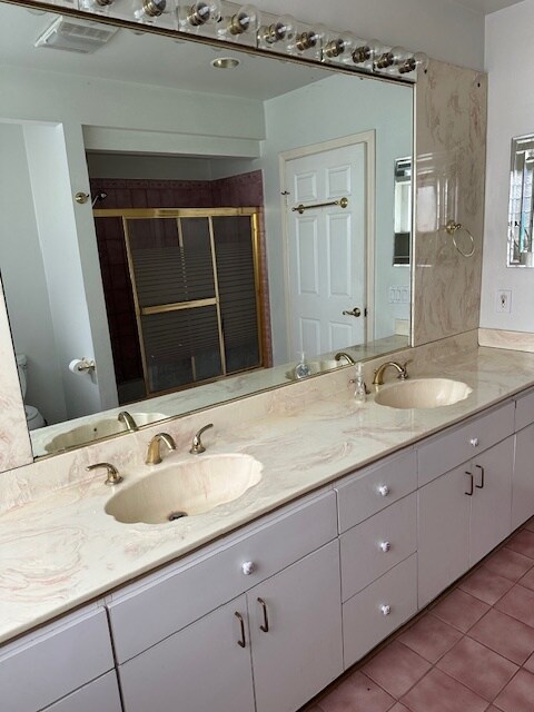 Baño principal - 1373 Hilda Ave