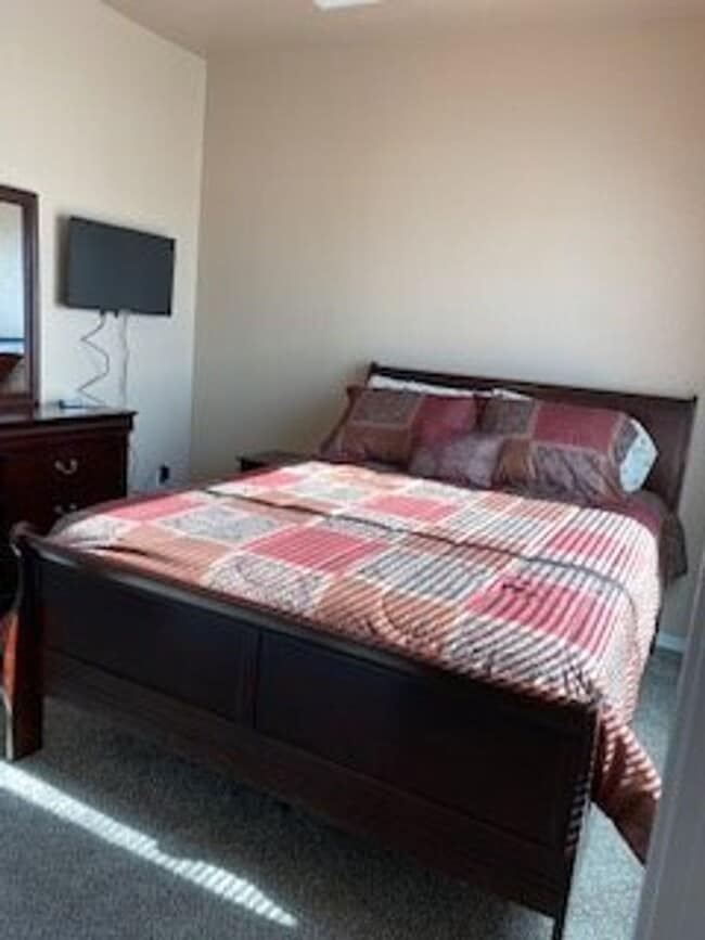 Building Photo - Fully Furnished: Beautiful 3 bedroom, 2 ba...