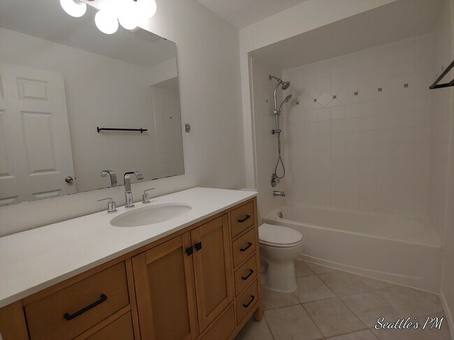 Foto del edificio - Perfect Location! Greenwood Condo!