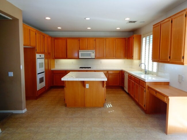 Building Photo - 1551 N Poconos Cir