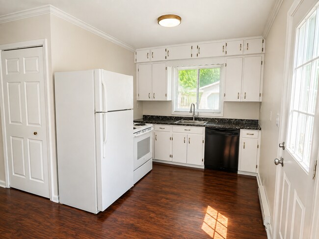 Foto del edificio - Cozy 2BD/1BA house in Wolverine Lake with hardwood floors