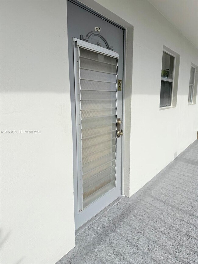 Foto del edificio - 8590 Sunrise Lakes Blvd