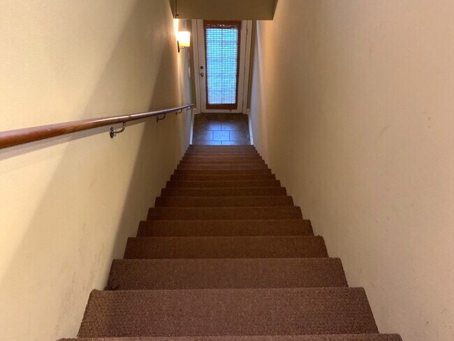 Foto del edificio - 1BR/1BA Upstairs Unit with Fountain View in Chatsworth Court!